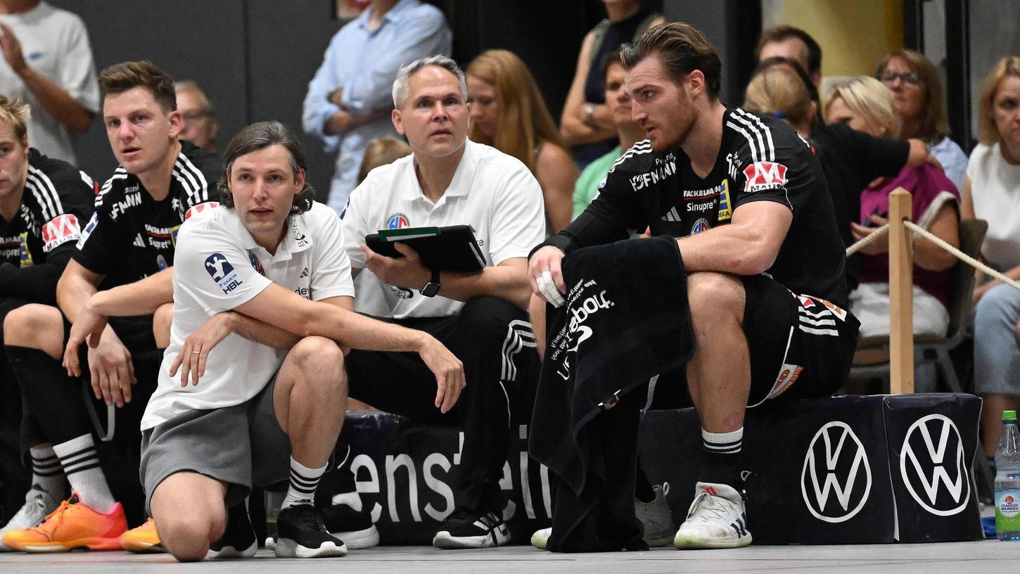 Überraschung in Flensburg? HCE-Trainer Johannes Sellin (links) mit Co-Trainer Tom Hankel und Stefan Bauer während der Vorbereitung. Überraschung in Flensburg? HCE-Trainer Johannes Sellin (links) mit Co-Trainer Tom Hankel und Stefan Bauer während der Vorbereitung.