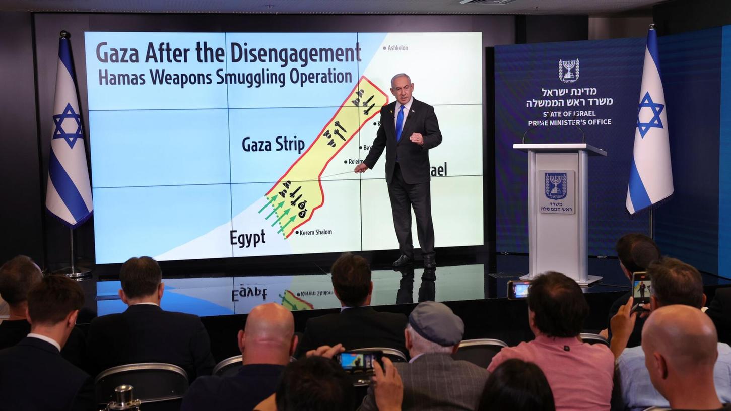 Israels Ministerpräsident Netanjahu erklärt internationalen Journalisten seine Sicht auf den Philadelphi-Korridor. Israels Ministerpräsident Netanjahu erklärt internationalen Journalisten seine Sicht auf den Philadelphi-Korridor.