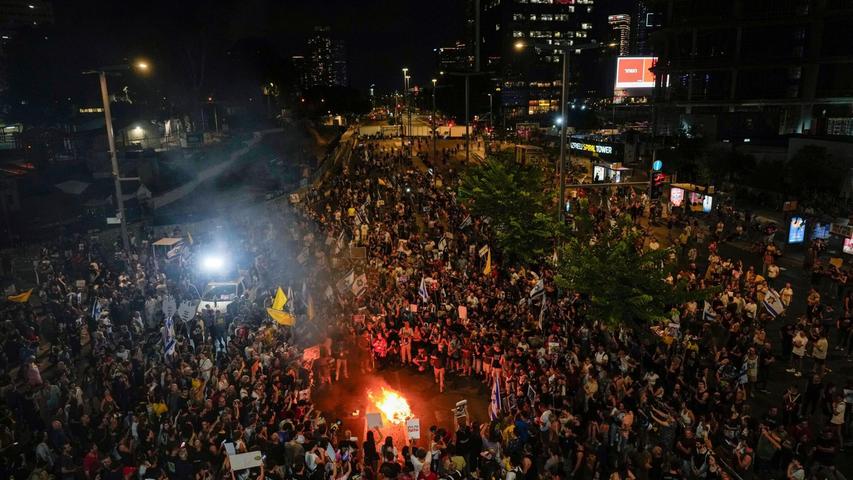 Immer wieder demonstrieren Israelis gegen Netanjahu, der ihrer Ansicht nach einen Geisel-Deal torpediert. (Archivbild) Immer wieder demonstrieren Israelis gegen Netanjahu, der ihrer Ansicht nach einen Geisel-Deal torpediert. (Archivbild)
