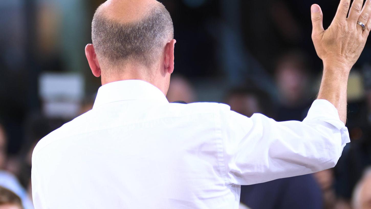 Winken zum Abschied? Noch sitzt Olaf Scholz fest im Sattel, die Wahl in Brandenburg wird womöglich auch über seine Zukunft mit entscheiden. Winken zum Abschied? Noch sitzt Olaf Scholz fest im Sattel, die Wahl in Brandenburg wird womöglich auch über seine Zukunft mit entscheiden.