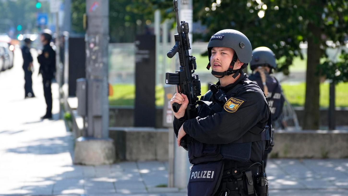 Polizisten sind in München im Einsatz. Zahlreiche Polizisten sind in der Münchner Innenstadt in der Nähe des NS-Dokumentationszentrums und des Israelischen Generalkonsulats im Einsatz. Polizisten sind in München im Einsatz. Zahlreiche Polizisten sind in der Münchner Innenstadt in der Nähe des NS-Dokumentationszentrums und des Israelischen Generalkonsulats im Einsatz.