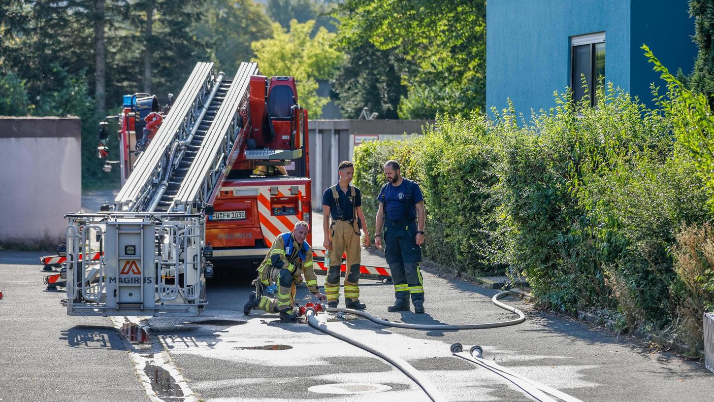 Die ausgerückte Feuerwehr konnte den Brand unter Kontrolle bringen. Die ausgerückte Feuerwehr konnte den Brand unter Kontrolle bringen.