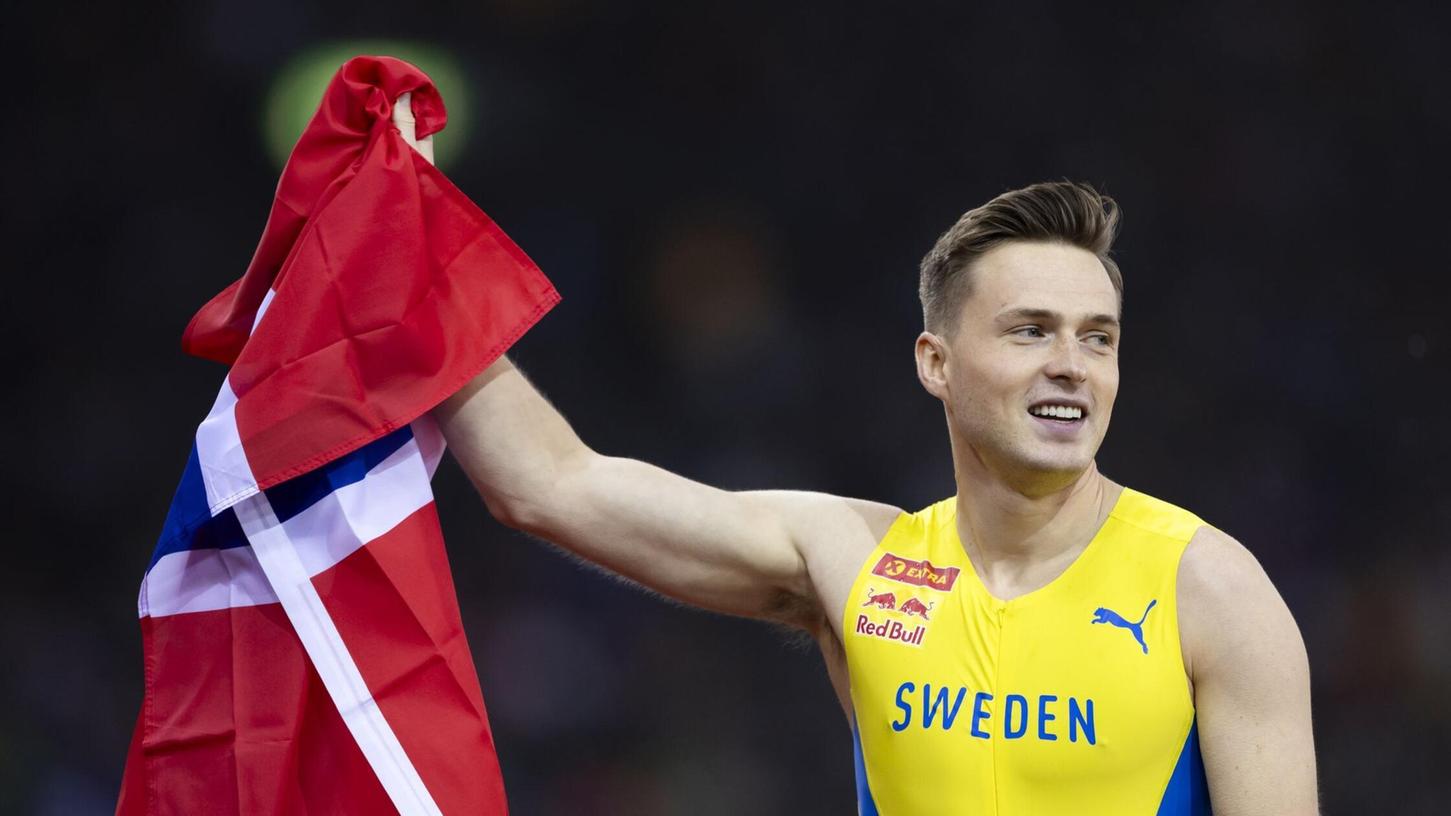 Norwegens Hürden-Star Warholm musste nach seiner 100-Meter-Niederlage gegen Schwedens Stabhochspringer ein schwedisches Trikot anziehen. Norwegens Hürden-Star Warholm musste nach seiner 100-Meter-Niederlage gegen Schwedens Stabhochspringer ein schwedisches Trikot anziehen.