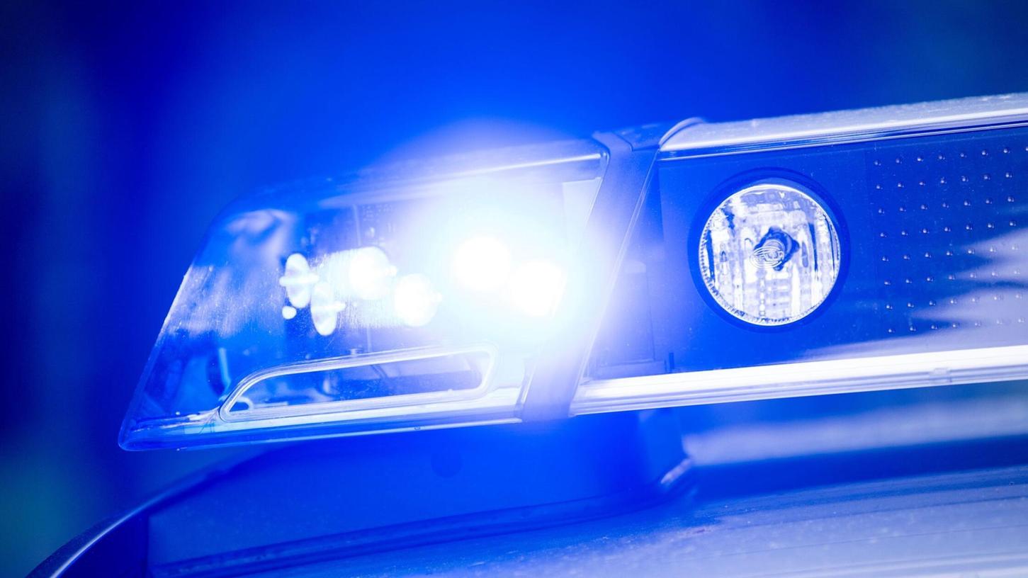 Wer hat das Hakenkreuz geschmiert? Die Polizei bittet um Hinweise. Wer hat das Hakenkreuz geschmiert? Die Polizei bittet um Hinweise.