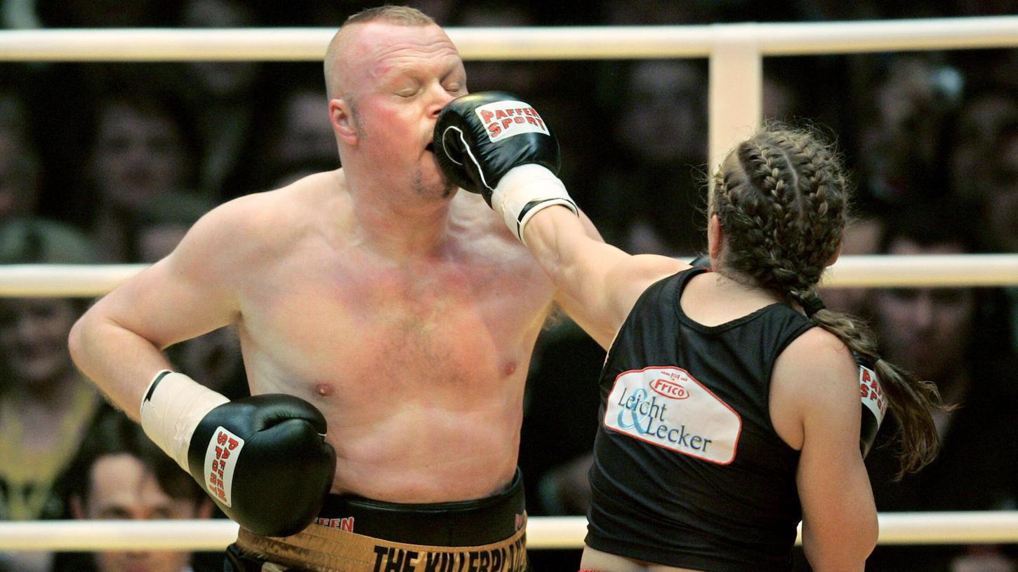 Die ehemalige Boxweltmeisterin Regina Halmich und Fernsehmoderator Stefan Raab boxen in der ausverkauften Kölnarena gegeneinander (2007). Die ehemalige Boxweltmeisterin Regina Halmich und Fernsehmoderator Stefan Raab boxen in der ausverkauften Kölnarena gegeneinander (2007).