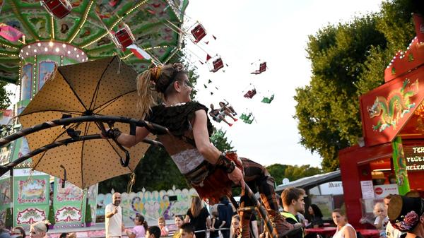 "Wir blicken auf ein ereignisreiches Herbstvolksfest fest zurück, mit sommerlichen Temperaturen", erklärt dazu Lorenz Kalb, der Vorsitzende des Süddeutschen Schaustellerverbandes.