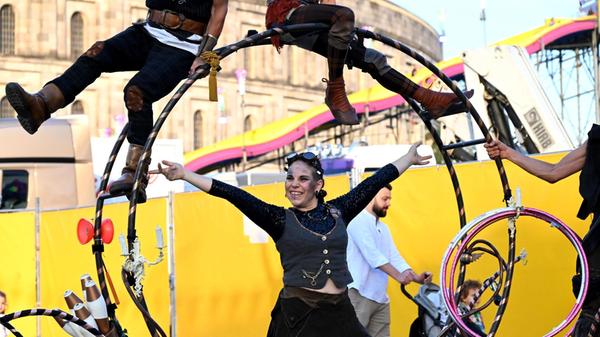 Doch auch abseits vom Riesenrad gings am Festplatz magisch zu: So stand der vergangene Freitag ganz im Zeichen der Subkultur "Steampunk", bei der die Grenzen zwischen Vergangenheit und Zukunft verschwimmen. Einige der Darsteller vollführten kleine Kunststücke am Wegesrand.