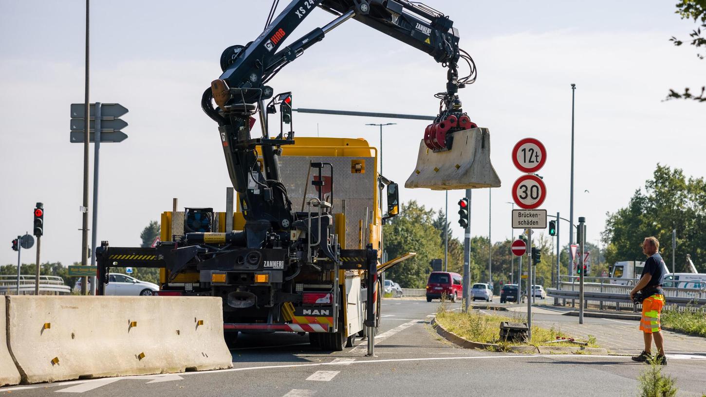 In den vergangenen Tagen wurden auf der Zirndorfer Brücke die Betonelemente und Schranken aufgestellt. In den vergangenen Tagen wurden auf der Zirndorfer Brücke die Betonelemente und Schranken aufgestellt.