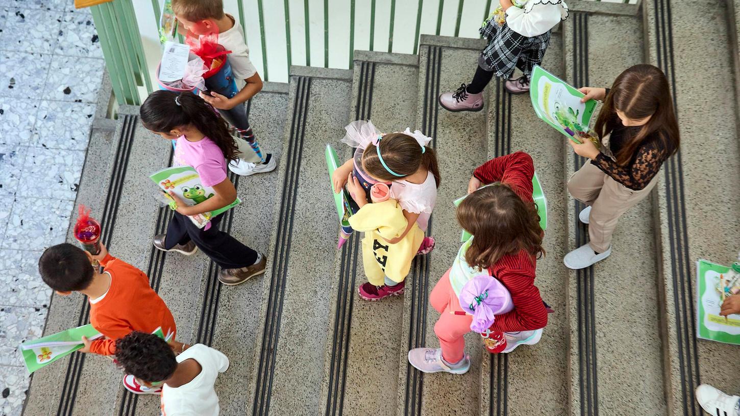 Das neue Schuljahr steht in den Startlöchern. Doch Lehrermangel und marode Schulgebäude dürften die Vorfreude trüben. Das neue Schuljahr steht in den Startlöchern. Doch Lehrermangel und marode Schulgebäude dürften die Vorfreude trüben.