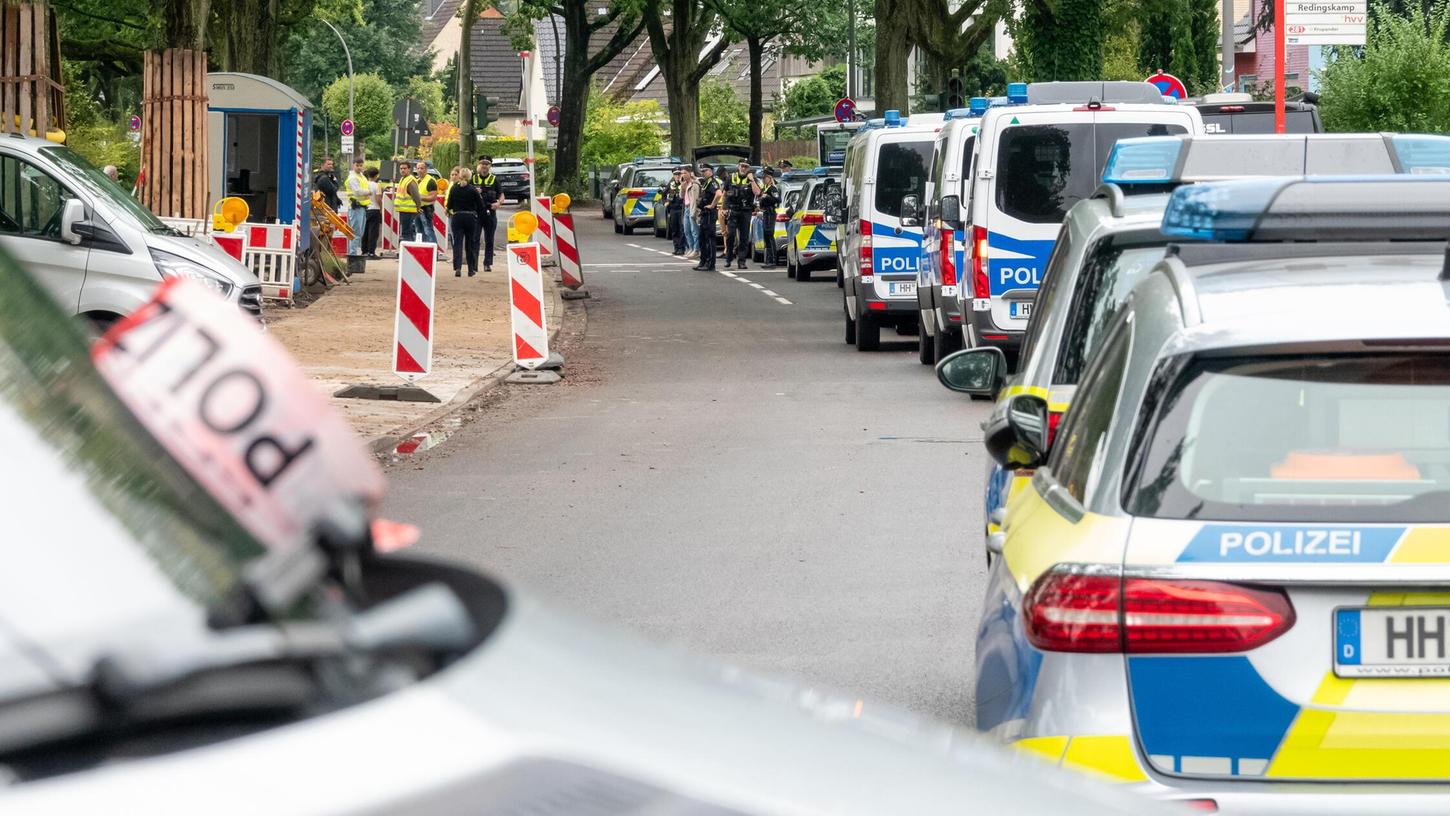 Einsatzkräfte der Polizei stehen in einer gesperrten Straße vor einer Stadtteilschule. Wegen eines Streits zwischen zwei Schülern hat es an einer Schule im Hamburger Stadtteil Eidelstedt am Mittag einen Großeinsatz der Polizei gegeben. Einsatzkräfte der Polizei stehen in einer gesperrten Straße vor einer Stadtteilschule. Wegen eines Streits zwischen zwei Schülern hat es an einer Schule im Hamburger Stadtteil Eidelstedt am Mittag einen Großeinsatz der Polizei gegeben.