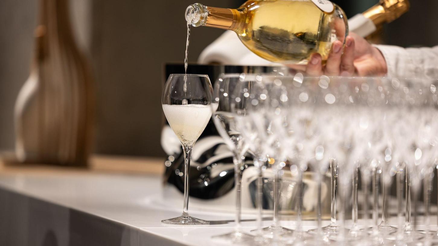 Die Zahl der Superreichen wächst in Deutschland: Ein Kellner schenkt ein Glas Champagner ein. Die Zahl der Superreichen wächst in Deutschland: Ein Kellner schenkt ein Glas Champagner ein.
