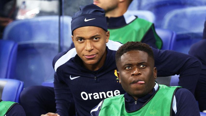 Frankreichs Nationalmannschaftstrainer Didier Deschamps verzichtete zunächst auf Kylian Mbappé (l). Frankreichs Nationalmannschaftstrainer Didier Deschamps verzichtete zunächst auf Kylian Mbappé (l).