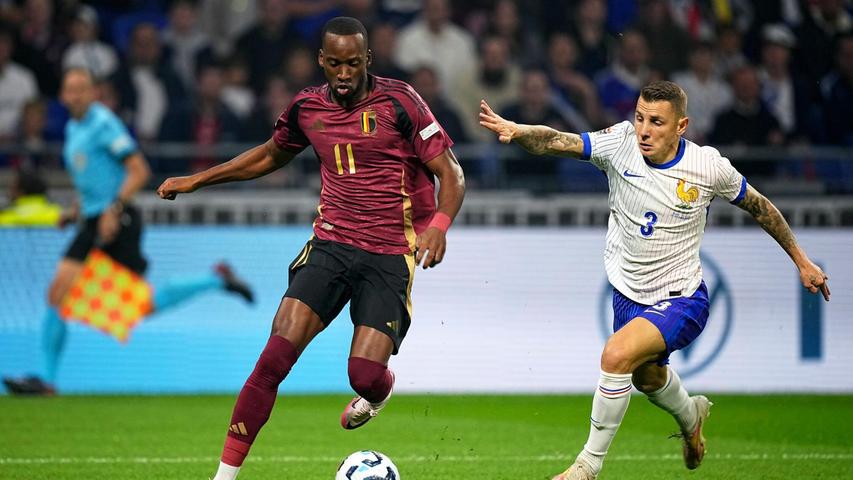 Dodi Lukebakio (l) sorgte zu Spielbeginn für Gefahr. Dodi Lukebakio (l) sorgte zu Spielbeginn für Gefahr.