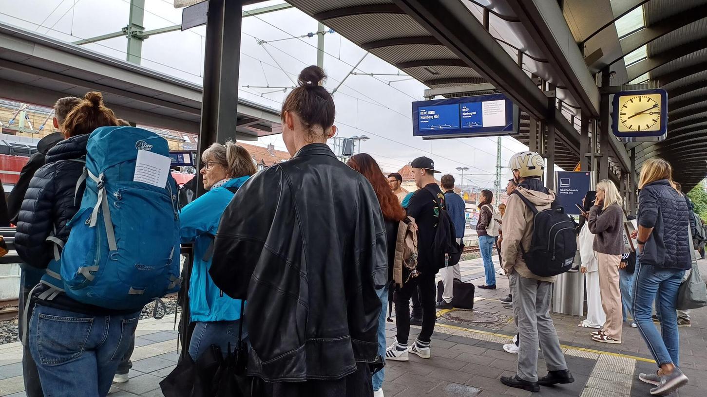 Nichts ging mehr. Viele Bahnreisende warteten am Erlanger Hauptbahnhof auf einen Zug. Die Strecke nach Fürth war wegen eines Notarzteinsatzes gesperrt. Nichts ging mehr. Viele Bahnreisende warteten am Erlanger Hauptbahnhof auf einen Zug. Die Strecke nach Fürth war wegen eines Notarzteinsatzes gesperrt.