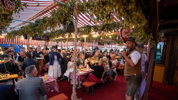 Beim Pre-Opening des Nürnberger Altstadtfestes feierten geladene Gäste im "Kuhstall" von Christian Wagner.