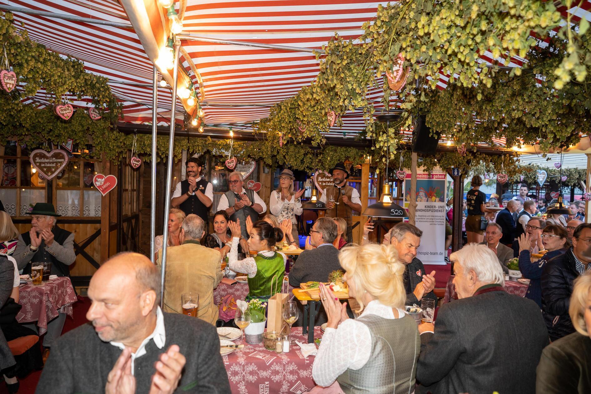 Beim Pre-Opening des Nürnberger Altstadtfestes feierten geladene Gäste im "Kuhstall" von Christian Wagner.