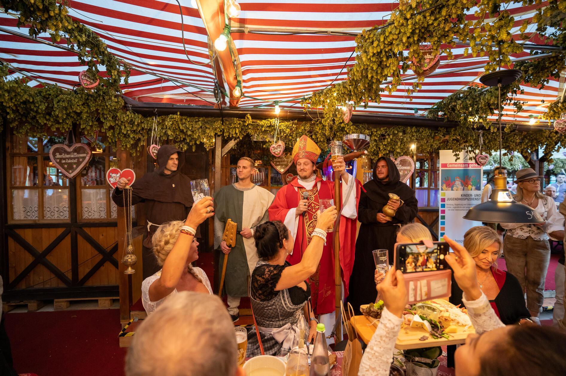 Beim Pre-Opening des Nürnberger Altstadtfestes feierten geladene Gäste im "Kuhstall" von Christian Wagner.