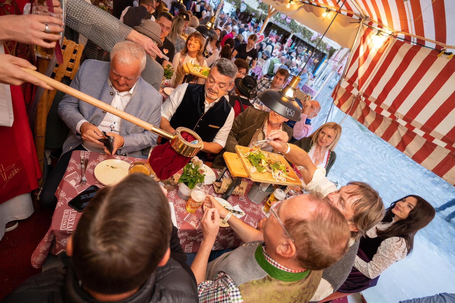 Beim Pre-Opening des Nürnberger Altstadtfestes feierten geladene Gäste im "Kuhstall" von Christian Wagner.