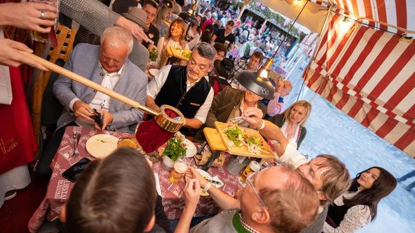 Beim Pre-Opening des Nürnberger Altstadtfestes feierten geladene Gäste im "Kuhstall" von Christian Wagner.