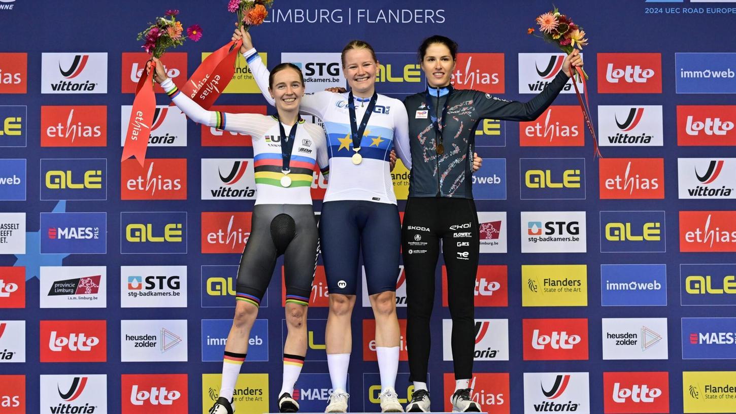 Niedermaier (l.) steht im Weltmeistertrikot auf dem Podium. Niedermaier (l.) steht im Weltmeistertrikot auf dem Podium.