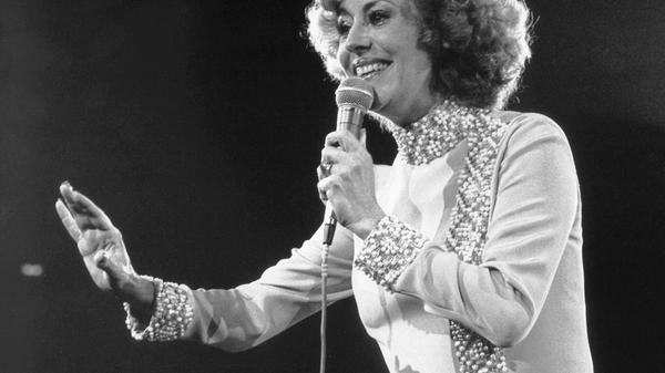 Mit über 90 Jahren postete sie zuletzt viele Erinnerungen an glorreiche Zeiten über Facebook. Caterina Valente gehört bis heute zu den größten Schlagerstars Deutschlands. "Signora Wirtschaftswunder" sang auf Deutsch, Italienisch, Französisch, Englisch und in vielen anderen Sprachen. Unter anderem "Tschau, Tschau, Bambina" (1959), "Itsy Bitsy Teenie Weenie Honolulu Strandbikini" (1960) oder "Quando, quando, quando" (1962) wurden Riesenerfolge.