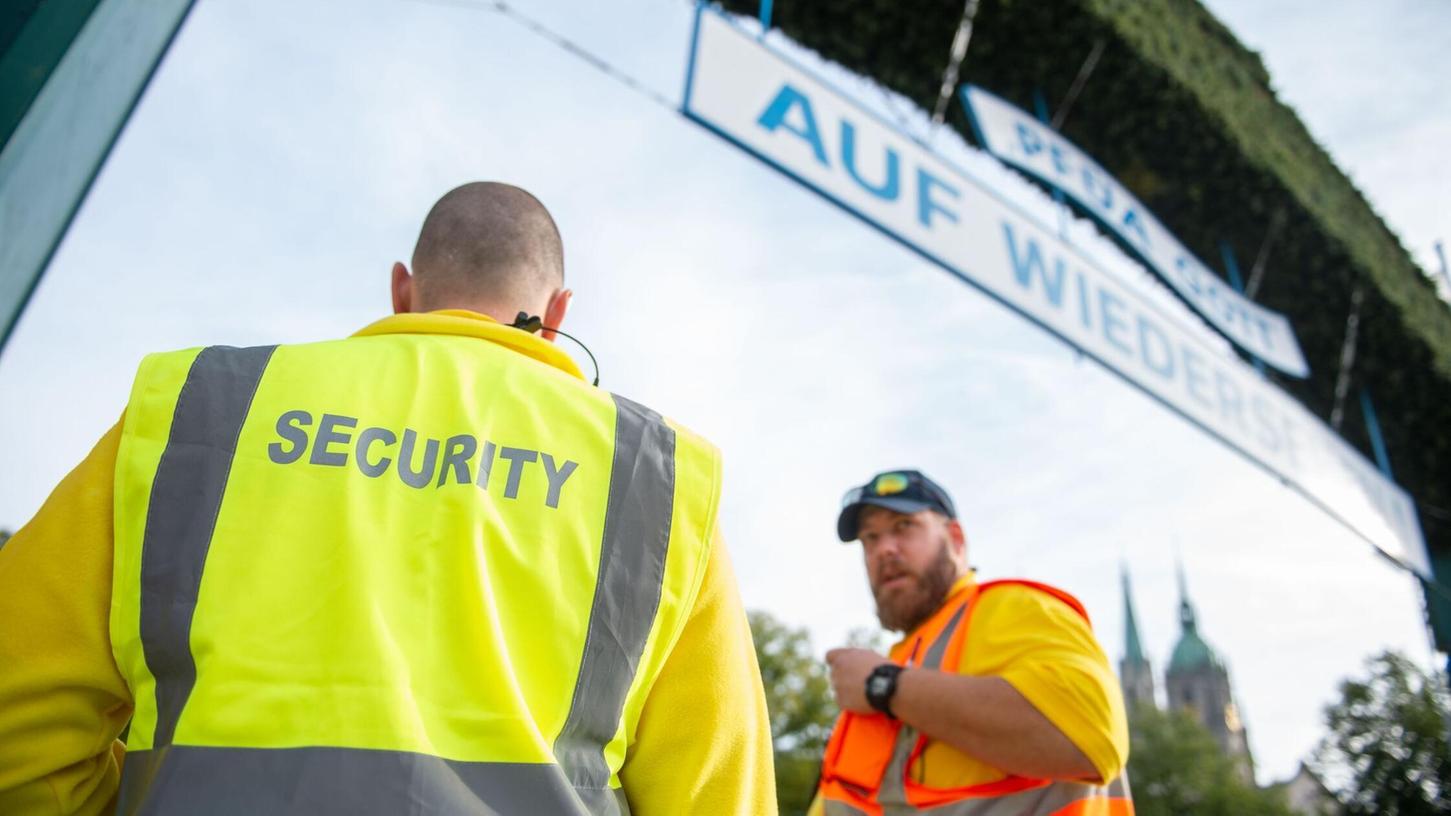 Security-Kräfte sollen für Sicherheit auf dem Oktoberfest sorgen. (Archivbild) Security-Kräfte sollen für Sicherheit auf dem Oktoberfest sorgen. (Archivbild)