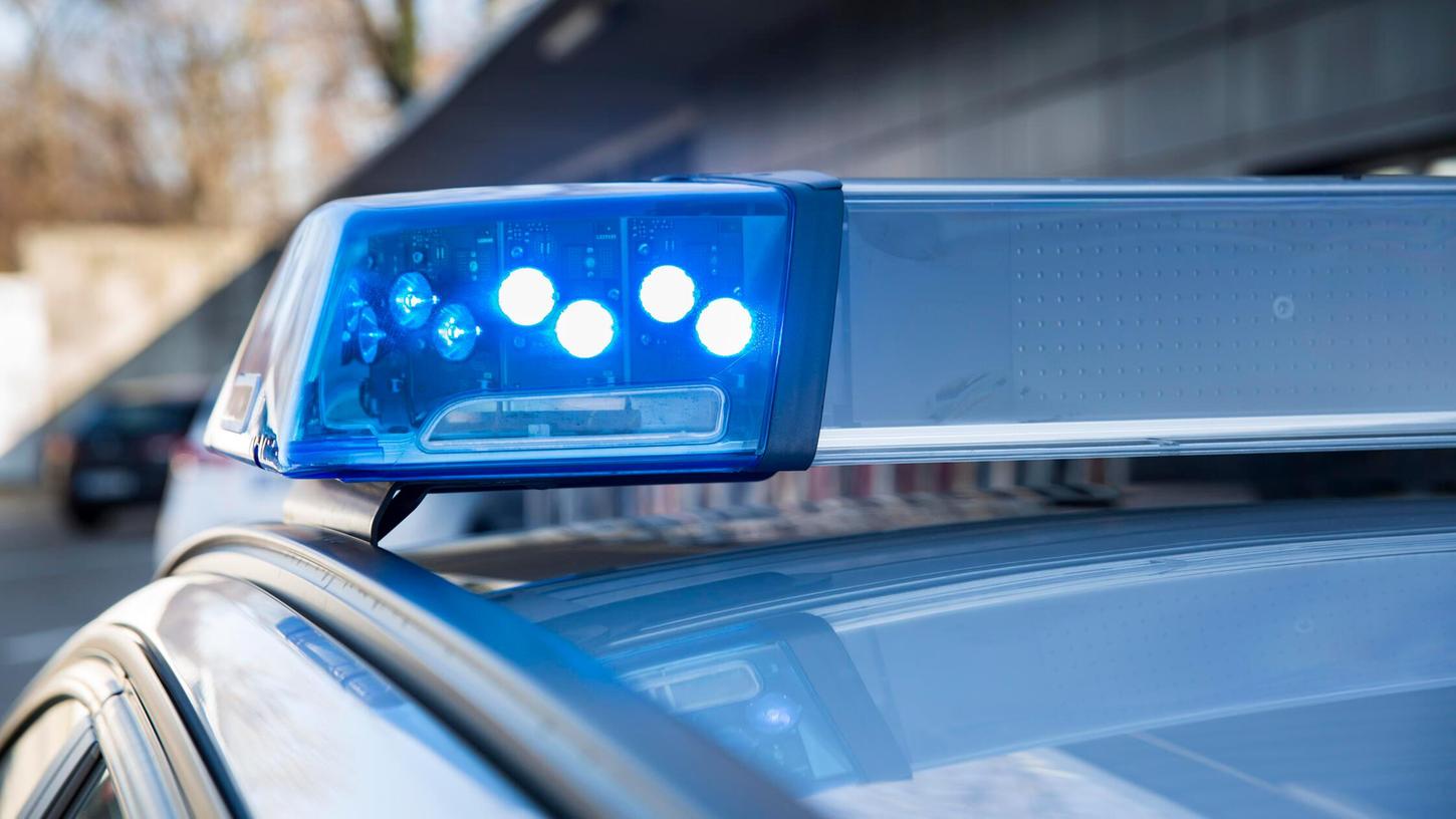 In Roßtal beging ein Autofahrer oder eine Autofahrerin nach einem Unfall mit einer jungen Radfahrerin Unfallflucht. Die Polizei sucht Zeugen. In Roßtal beging ein Autofahrer oder eine Autofahrerin nach einem Unfall mit einer jungen Radfahrerin Unfallflucht. Die Polizei sucht Zeugen.