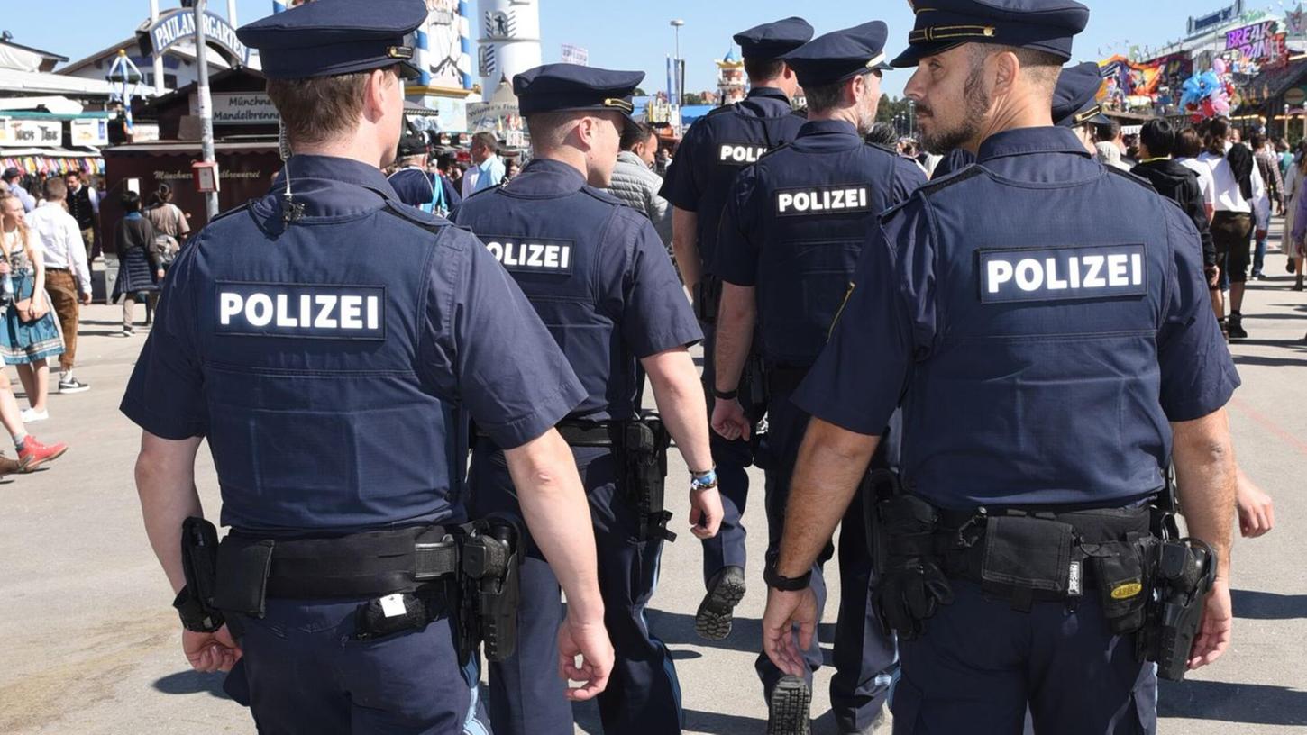 Hunderte Polizeibeamte sichern das Volksfest. (Archivbild) Hunderte Polizeibeamte sichern das Volksfest. (Archivbild)