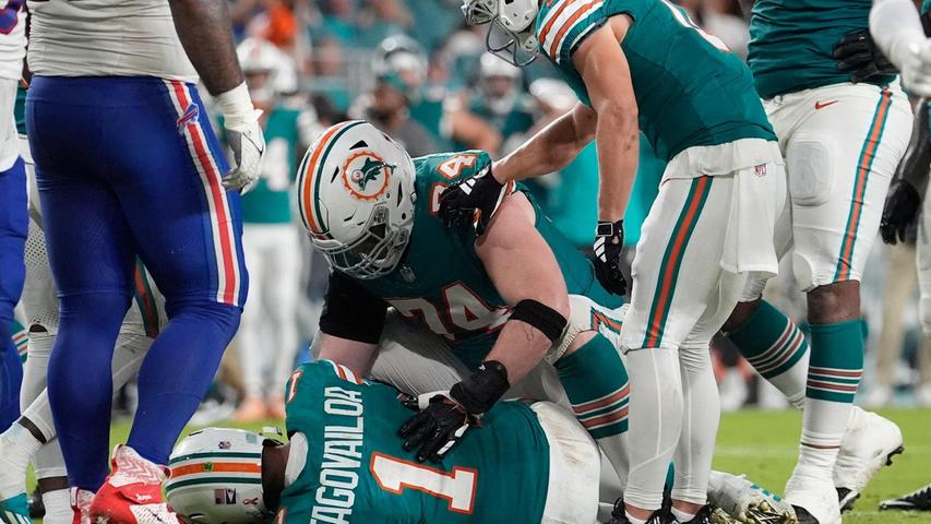 Tua Tagovailoa von den Miami Dolphins erlebte das Ende des Spiels gegen Buffalo verletzungsbedingt nicht auf dem Feld. Tua Tagovailoa von den Miami Dolphins erlebte das Ende des Spiels gegen Buffalo verletzungsbedingt nicht auf dem Feld.