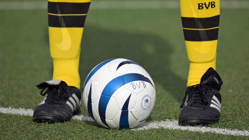 Die Orientierung auf dem Feld funktioniert für die Spieler und Spielerinnen durch Rasseln, die in den Ball eingenäht sind. Damit die Athleten ihn hören, müssen die Zuschauenden ganz leise sein. Die Orientierung auf dem Feld funktioniert für die Spieler und Spielerinnen durch Rasseln, die in den Ball eingenäht sind. Damit die Athleten ihn hören, müssen die Zuschauenden ganz leise sein.
