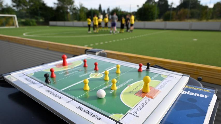 Neben der ertastbaren Taktiktafel, gibt es noch andere Hilfsmittel auf dem Platz, um den Kickern das faire Spiel zu ermöglichen. Neben der ertastbaren Taktiktafel, gibt es noch andere Hilfsmittel auf dem Platz, um den Kickern das faire Spiel zu ermöglichen.