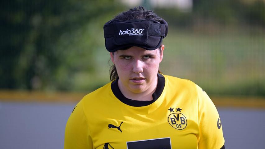 Die 19-jährige Alisa Rudi spielt in der Blindenfußball-Bundesliga für Borussia Dortmund. Für sie ist der Sport ein Ausgleich zum stressigen Alltag. Die 19-jährige Alisa Rudi spielt in der Blindenfußball-Bundesliga für Borussia Dortmund. Für sie ist der Sport ein Ausgleich zum stressigen Alltag.