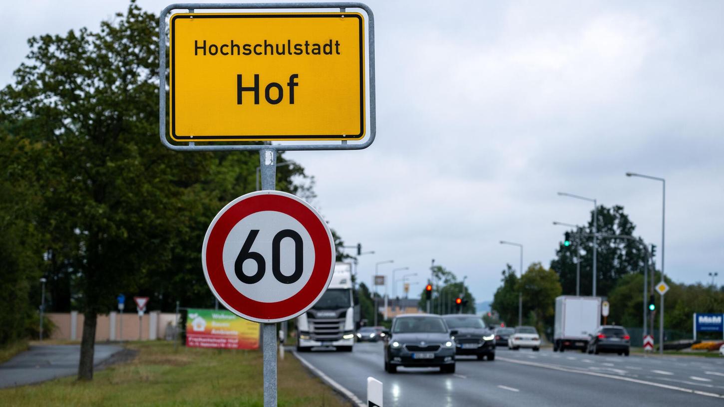 "Etwas Vergleichbares gab es bei uns in Hof bislang noch nie", sagt Hofs Oberbürgermeisterin Eva Döhla. Ein Syrer hatte nach Behördenangaben einen Anschlag geplant. "Etwas Vergleichbares gab es bei uns in Hof bislang noch nie", sagt Hofs Oberbürgermeisterin Eva Döhla. Ein Syrer hatte nach Behördenangaben einen Anschlag geplant.