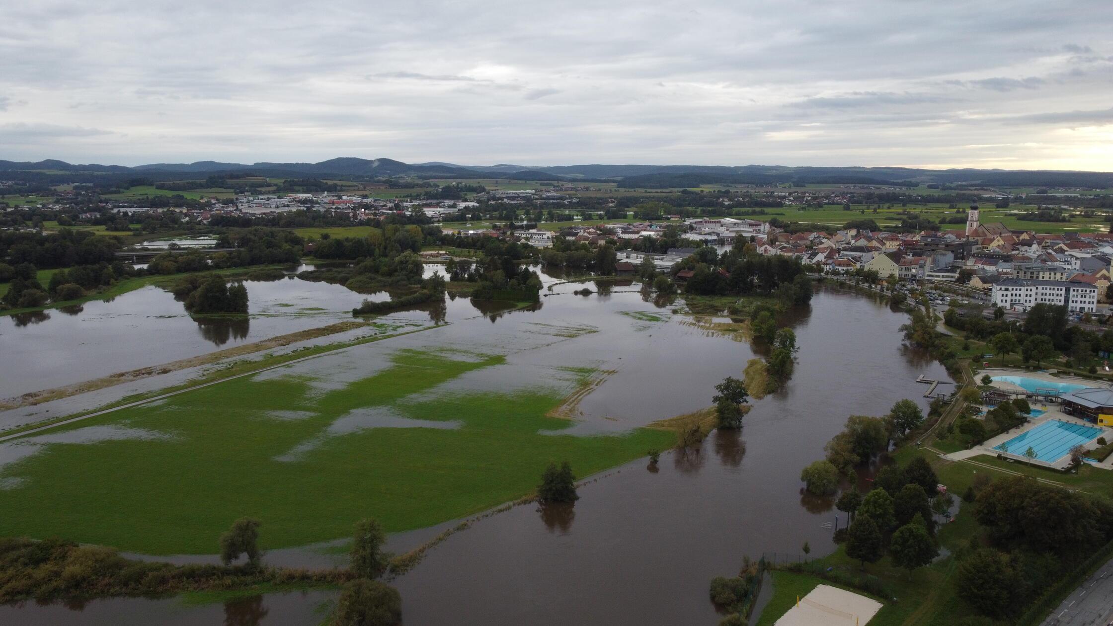 Laut Medienberichten wurden angrenzende Gebiete, einige Straßen, Wege, Park- und Campingplätze überschwemmt.