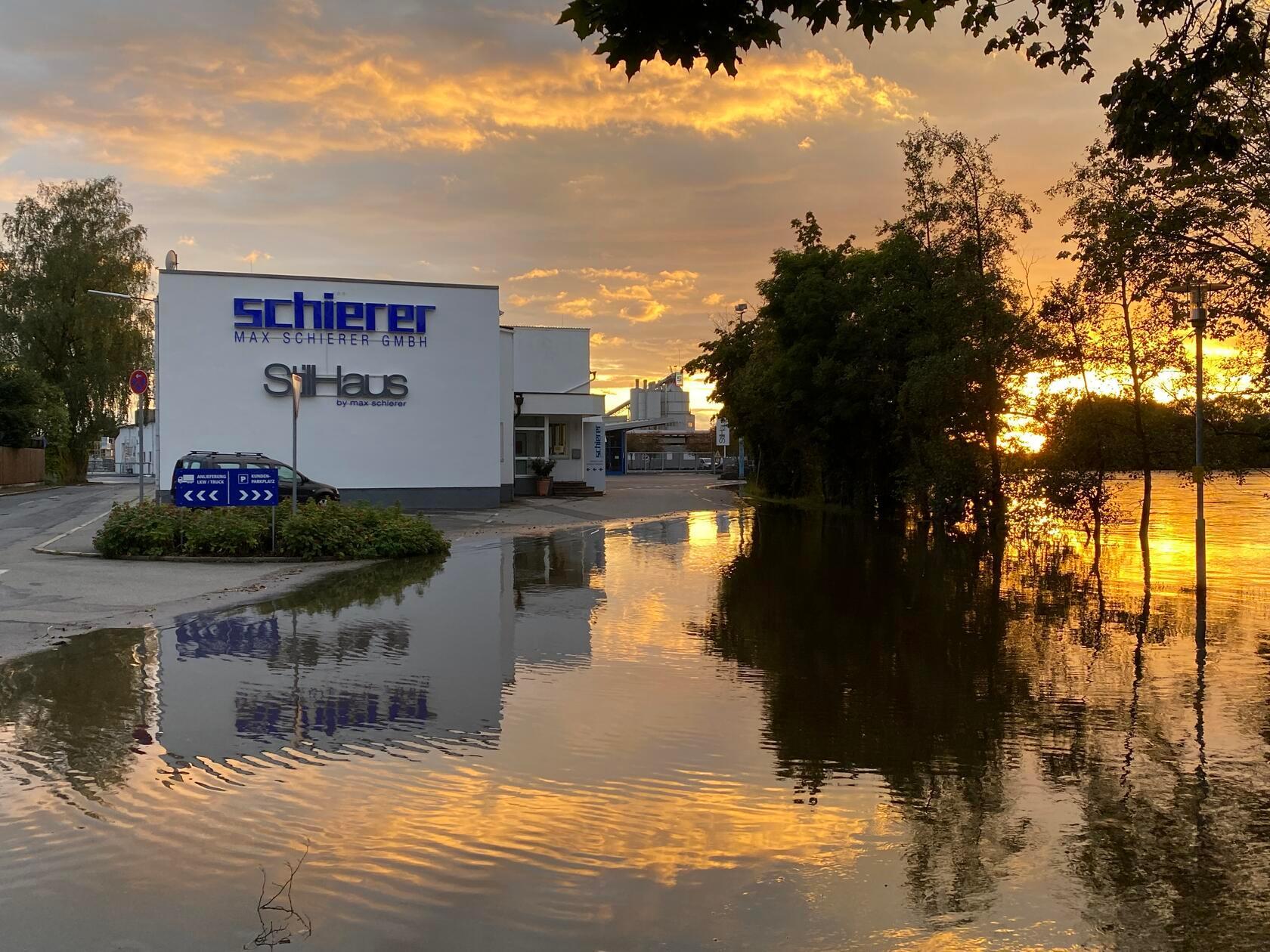 Einem Polizeisprecher zufolge halten sich die Folgen des Dauerregens aber in Grenzen.