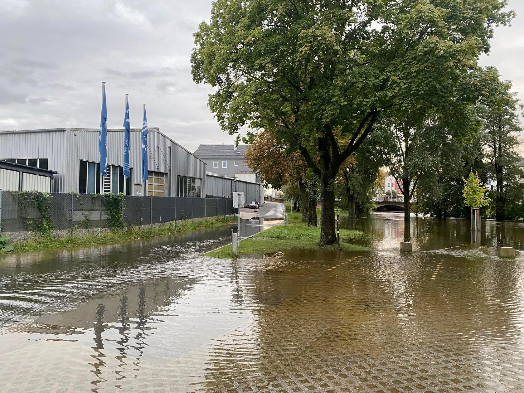 Aktuell liegt der Pegel (Stand 15.09., 10 Uhr) wieder knapp über der Meldestufe 1 mit 143 Zentimetern (Aktueller Pegelstand).