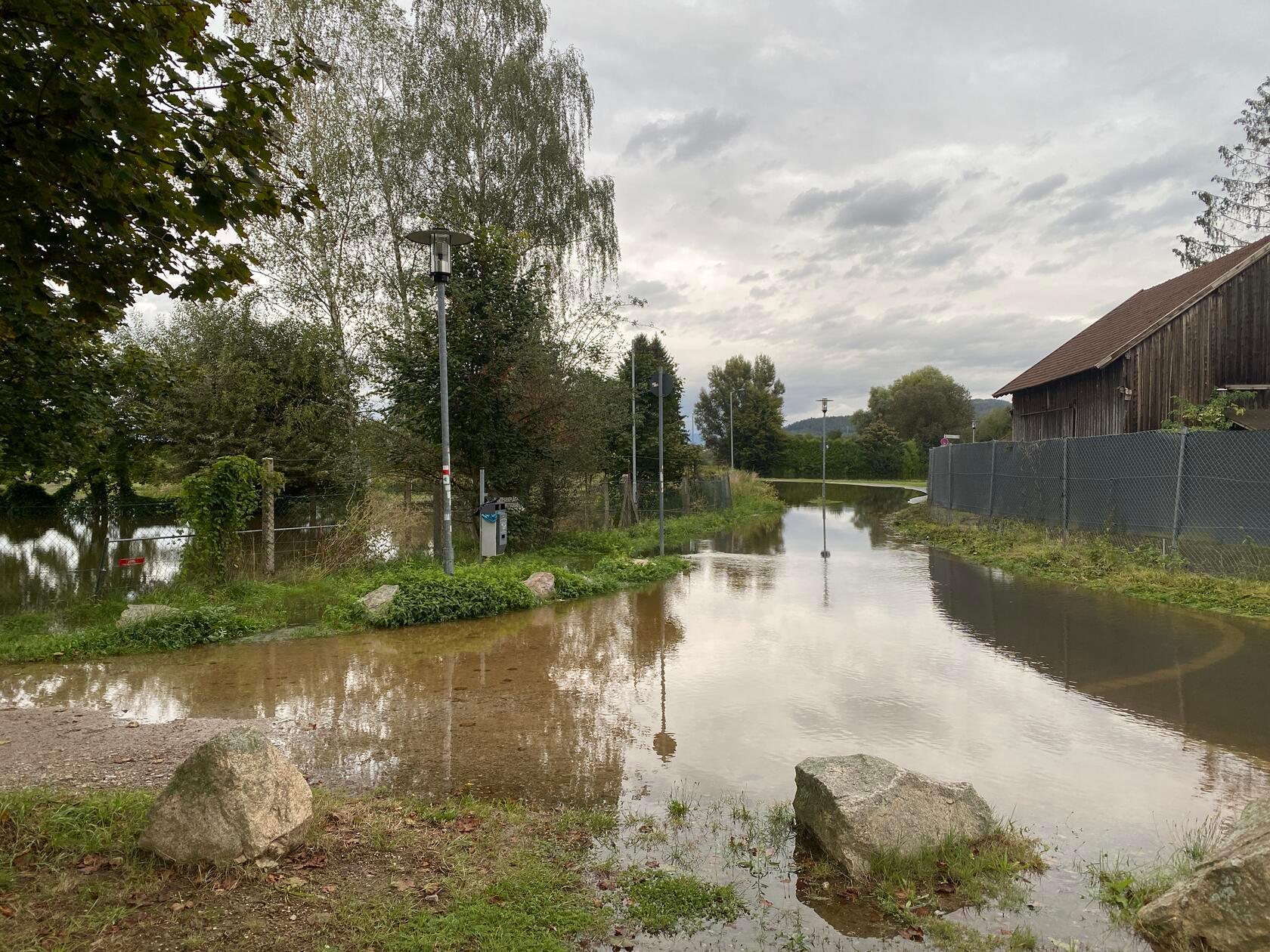 Auch wenn in Bayern der meiste Regen des Wochenendes wohl schon am Samstag gefallen ist - an den Flüssen machen sich die Niederschläge oft erst Stunden oder Tage später bemerkbar. Vor allem im Süden Bayerns warnt der Deutsche Wetterdienst auch am Sonntag noch vor ergiebigem Dauerregen.