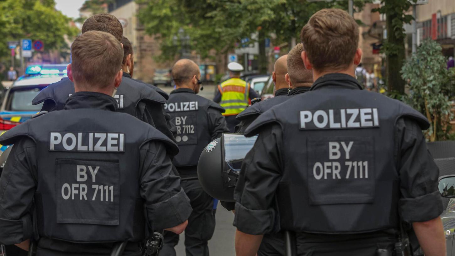 Die Polizei wurde am Samstag zu einer Streitigkeit in die Nürnberger Innenstadt gerufen. (Archivbild) Die Polizei wurde am Samstag zu einer Streitigkeit in die Nürnberger Innenstadt gerufen. (Archivbild)