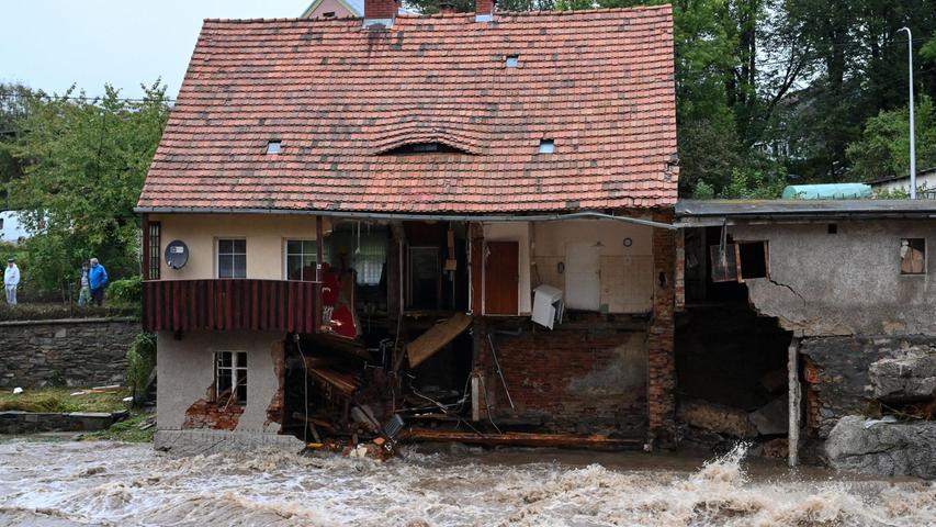 Hochwasser hat im polnischen Kurort Ladek-Zdroj (Bad Landeck) Schäden angerichtet. Hochwasser hat im polnischen Kurort Ladek-Zdroj (Bad Landeck) Schäden angerichtet.