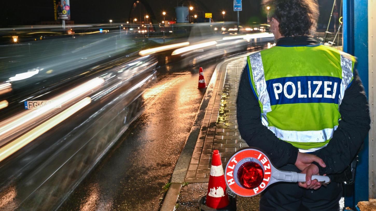 Ein Beamter der Bundespolizei steht am deutsch-polnischen Grenzübergang Stadtbrücke und überwacht den Einreiseverkehr nach Deutschland. Ein Beamter der Bundespolizei steht am deutsch-polnischen Grenzübergang Stadtbrücke und überwacht den Einreiseverkehr nach Deutschland.