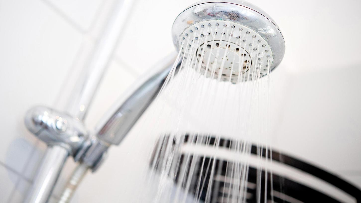 Auf eine heiße Dusche zu später Stunde muss mancher Nürnberger an zwei Tagen in den kommenden Wochen wohl verzichten - oder vorbereitet sein (Symbolbild). Auf eine heiße Dusche zu später Stunde muss mancher Nürnberger an zwei Tagen in den kommenden Wochen wohl verzichten - oder vorbereitet sein (Symbolbild).