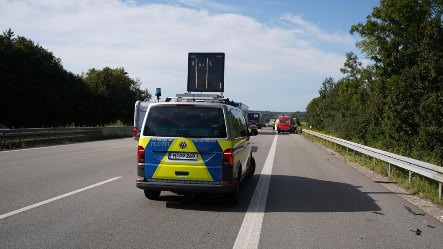 Auf der A9 nahe Allersberg im Landkreis Roth hat sich am Sonntag ein schwerer Unfall mit zwei Verletzten ereignet (Symbolbild), Auf der A9 nahe Allersberg im Landkreis Roth hat sich am Sonntag ein schwerer Unfall mit zwei Verletzten ereignet (Symbolbild),