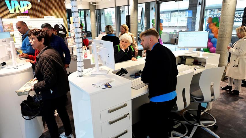 Das helle und moderne Ambiente im neuen VNP-Service-Center kommt bei den Kunden gut an. Das helle und moderne Ambiente im neuen VNP-Service-Center kommt bei den Kunden gut an.
