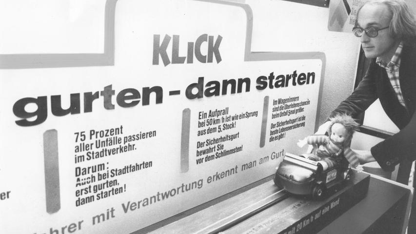 Die Darbietung dieses verspielten Mini-Crash-Tests sollte im Oktober 1974 die Gurtmuffel Nürnbergs eines Besseren belehren. Seit dem 1. Januar jenes Jahres mussten alle in der BRD neu zugelassenen Pkws mit Dreipunktegurten für die Vordersitze ausgestattet sein. Das Verkehrsministerium startete eine Kampagne, um vom Sinn des Gurts zu überzeugen. Ihr sperriger Slogan "Erst gurten - dann starten" wurde nach kurzer Zeit mit "Erst gurten - dann spurten" in geschmeidige Reimform gebracht. Trotz aller Bemühungen blieb der Spurt ohne Gurt aber weit verbreitet. 1976 wurde das Anschnallen auf den Vordersitzen Pflicht, auf den Rücksitzen erst 1984. Ebenfalls 1984 erfolgte ein Bußgelderlass, der für deutlich mehr Klicks vor der Abfahrt sorgte. Die Darbietung dieses verspielten Mini-Crash-Tests sollte im Oktober 1974 die Gurtmuffel Nürnbergs eines Besseren belehren. Seit dem 1. Januar jenes Jahres mussten alle in der BRD neu zugelassenen Pkws mit Dreipunktegurten für die Vordersitze ausgestattet sein. Das Verkehrsministerium startete eine Kampagne, um vom Sinn des Gurts zu überzeugen. Ihr sperriger Slogan "Erst gurten - dann starten" wurde nach kurzer Zeit mit "Erst gurten - dann spurten" in geschmeidige Reimform gebracht. Trotz aller Bemühungen blieb der Spurt ohne Gurt aber weit verbreitet. 1976 wurde das Anschnallen auf den Vordersitzen Pflicht, auf den Rücksitzen erst 1984. Ebenfalls 1984 erfolgte ein Bußgelderlass, der für deutlich mehr Klicks vor der Abfahrt sorgte.