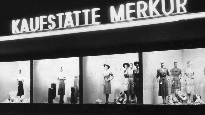 Nach der erzwungenen Emigration der jüdischen Besitzer durch die Nationalsozialisten wurde das Schocken im Krieg vollständig zerstört. Nach einem Neuaufbau übernahm Helmut Horten 1953 die Warenhauskette. Von nun an wurde der Aufseßplatz also vom Kaufhaus Merkur dominiert.