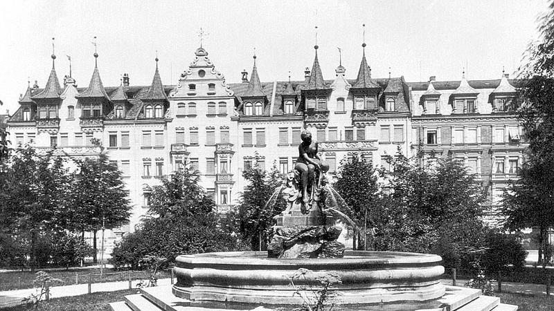Für Generationen von Nürnbergern war der Aufseßplatz in der Südstadt der Mittelpunkt des gesellschaftlichen Lebens. Seit 1876 ist der Platz Zeuge vieler geschichtlicher Veränderungen.