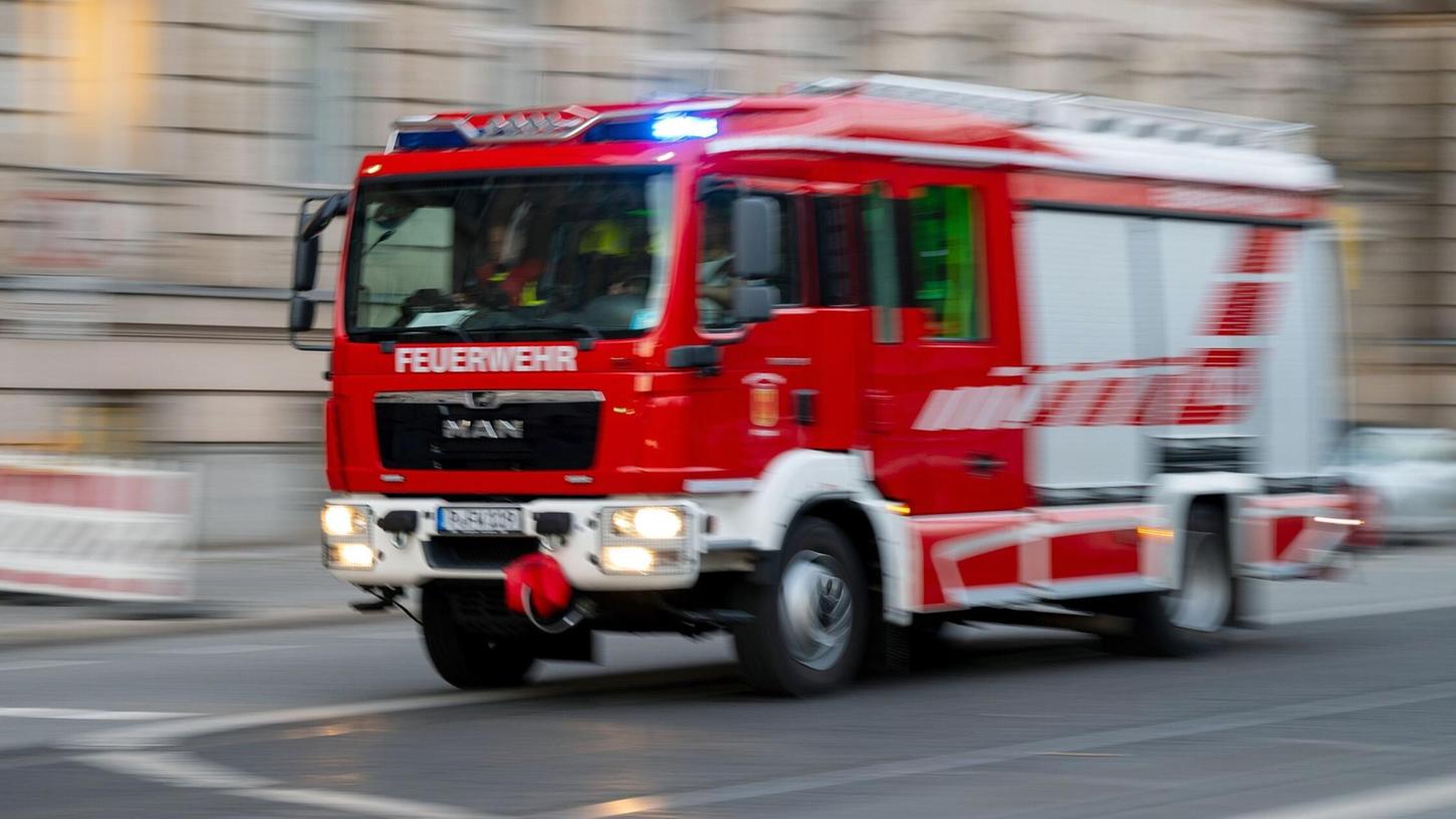 Die erste Polizeistreife ist schon vor Ort, die Feuerwehr auf dem Weg. Die erste Polizeistreife ist schon vor Ort, die Feuerwehr auf dem Weg.