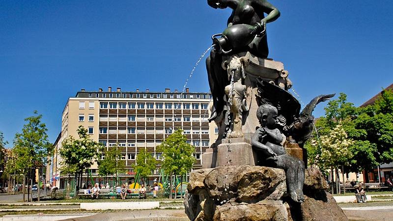 Im Mittelpunkt des Aufseßplatzes ist der Nymphenbrunnen auch heute noch ein Blickfang.
