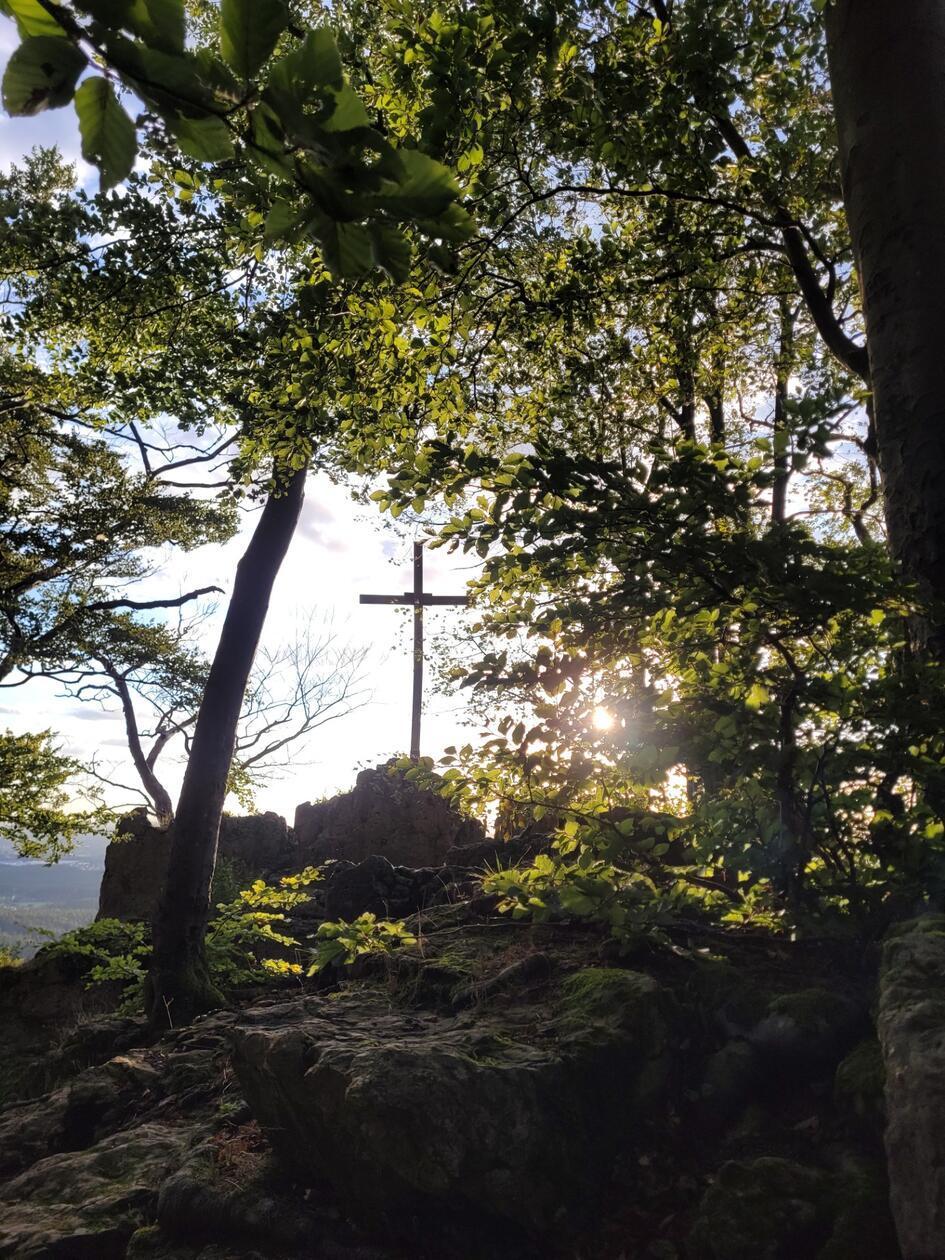 Ausblick auf das Gipfelkreuz vom Glatzenstein, fotografiert von unserer Leserfotografin Christine Haag.