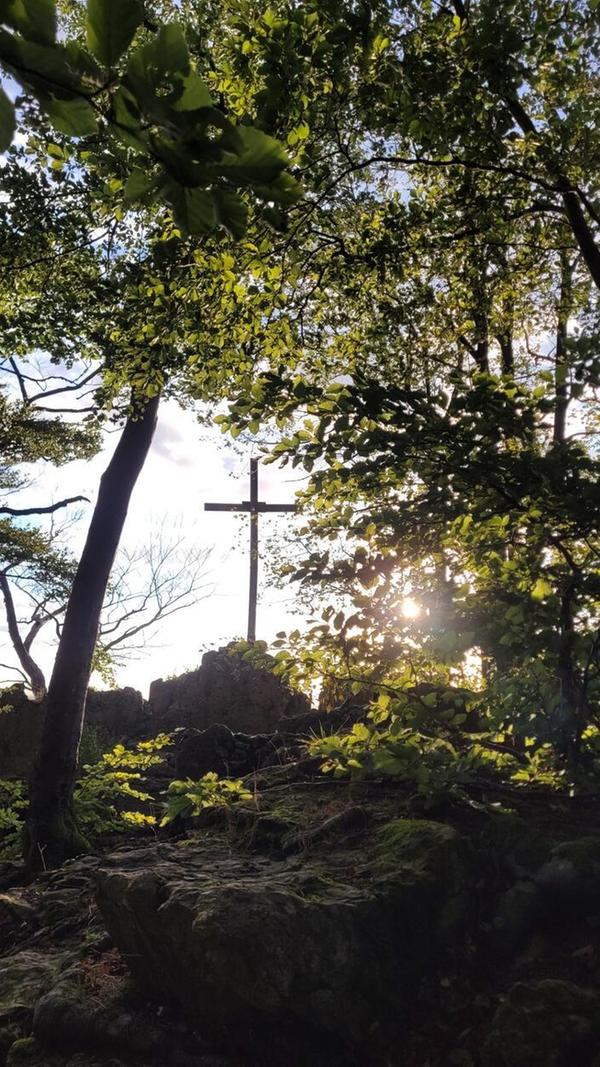 Ausblick auf das Gipfelkreuz vom Glatzenstein, fotografiert von unserer Leserfotografin Christine Haag.